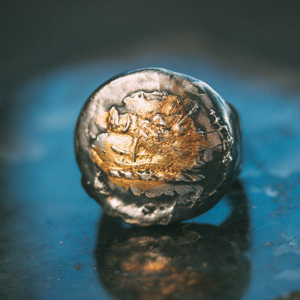 Illuminated boar Signet Ring round - Machinations