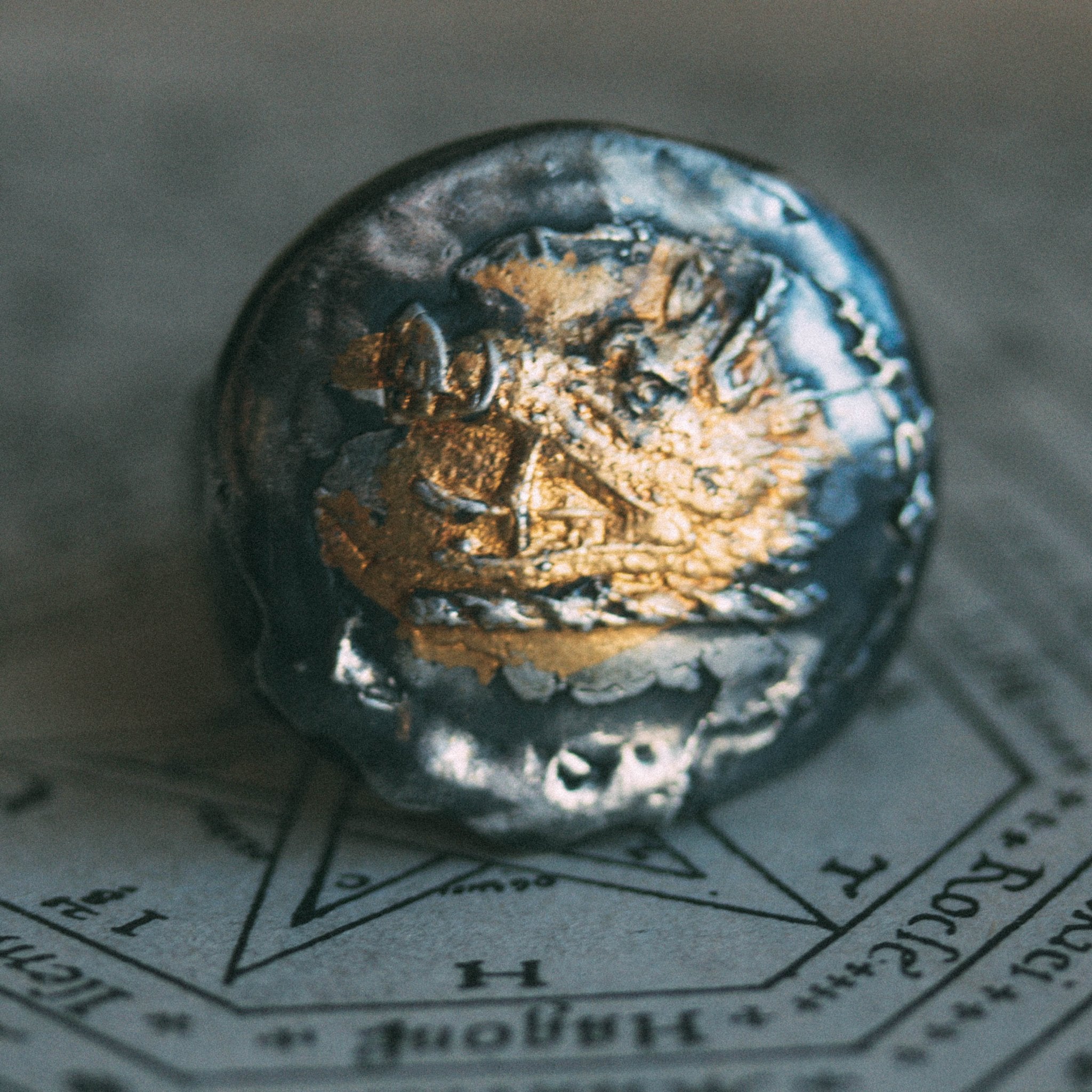 Illuminated boar Signet Ring round - Machinations