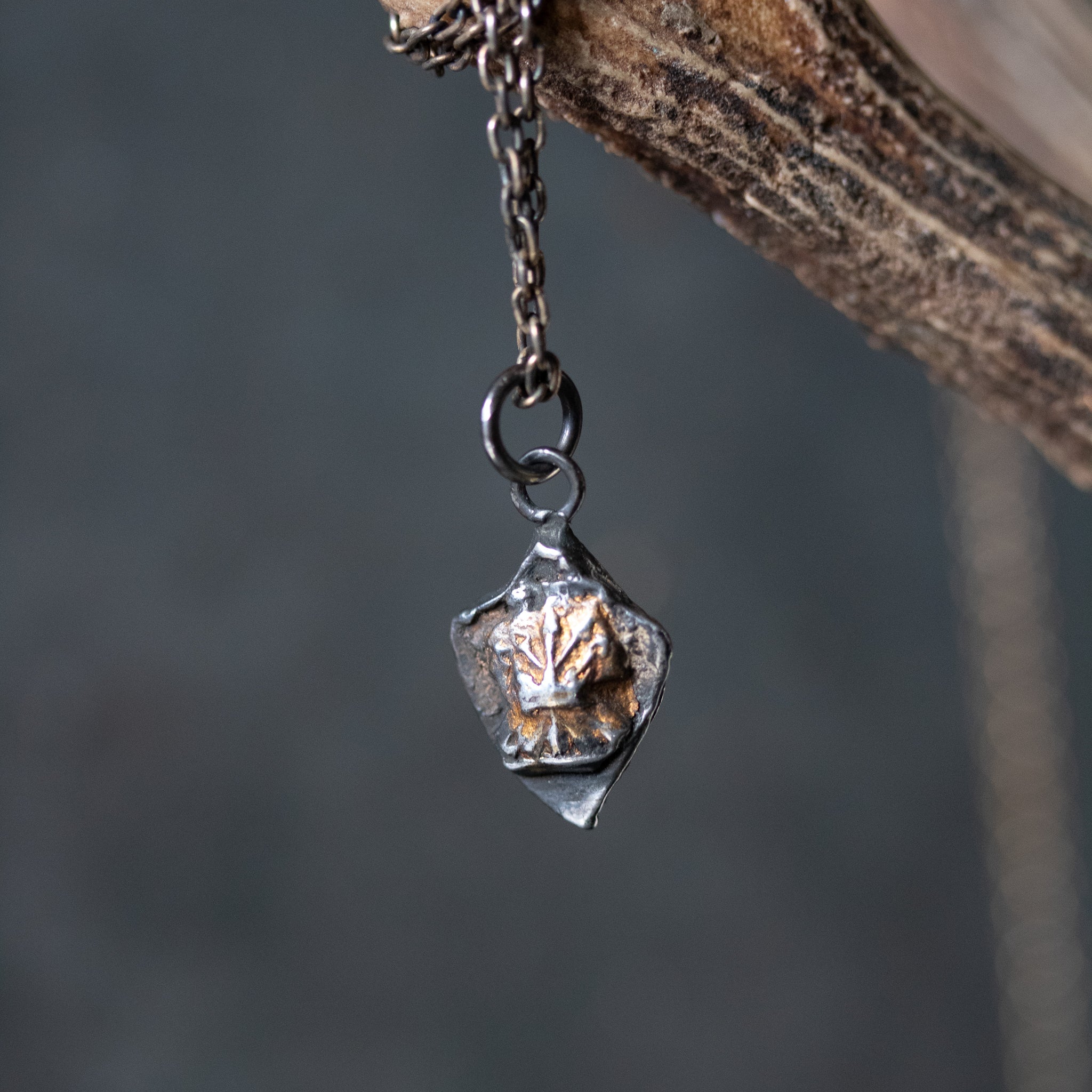 Knight Amulet Crown and Arrows Shield - Machinations