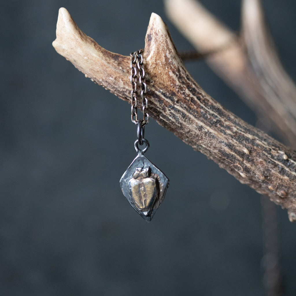 Knight Amulet Stabbed Heart - Machinations