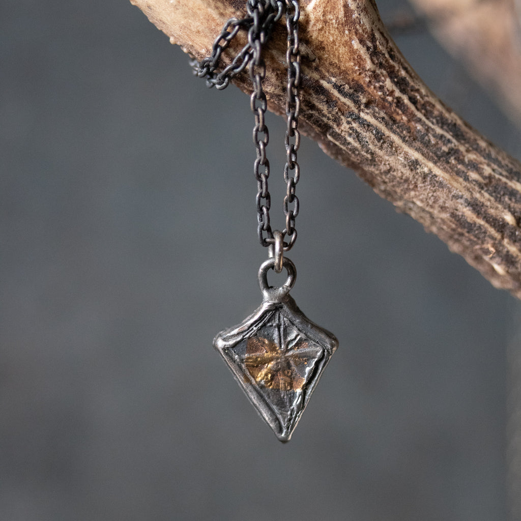 Knight Amulet The Light Shield - Machinations