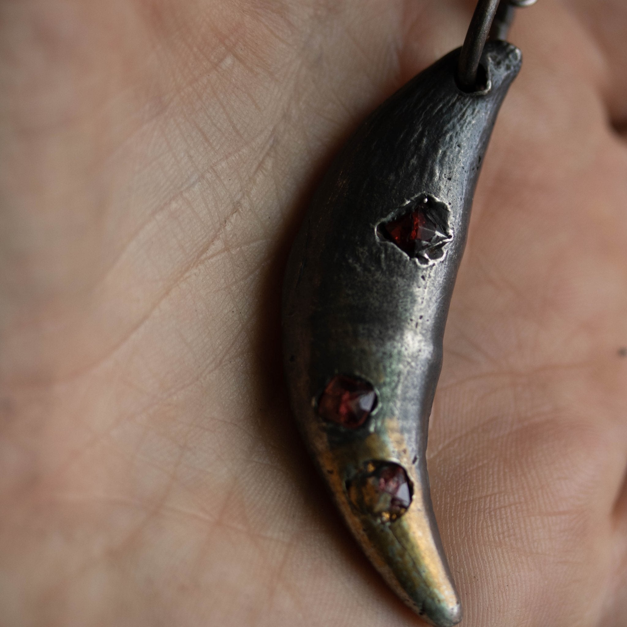 Lupus Spiritus Fang with Garnet - Machinations