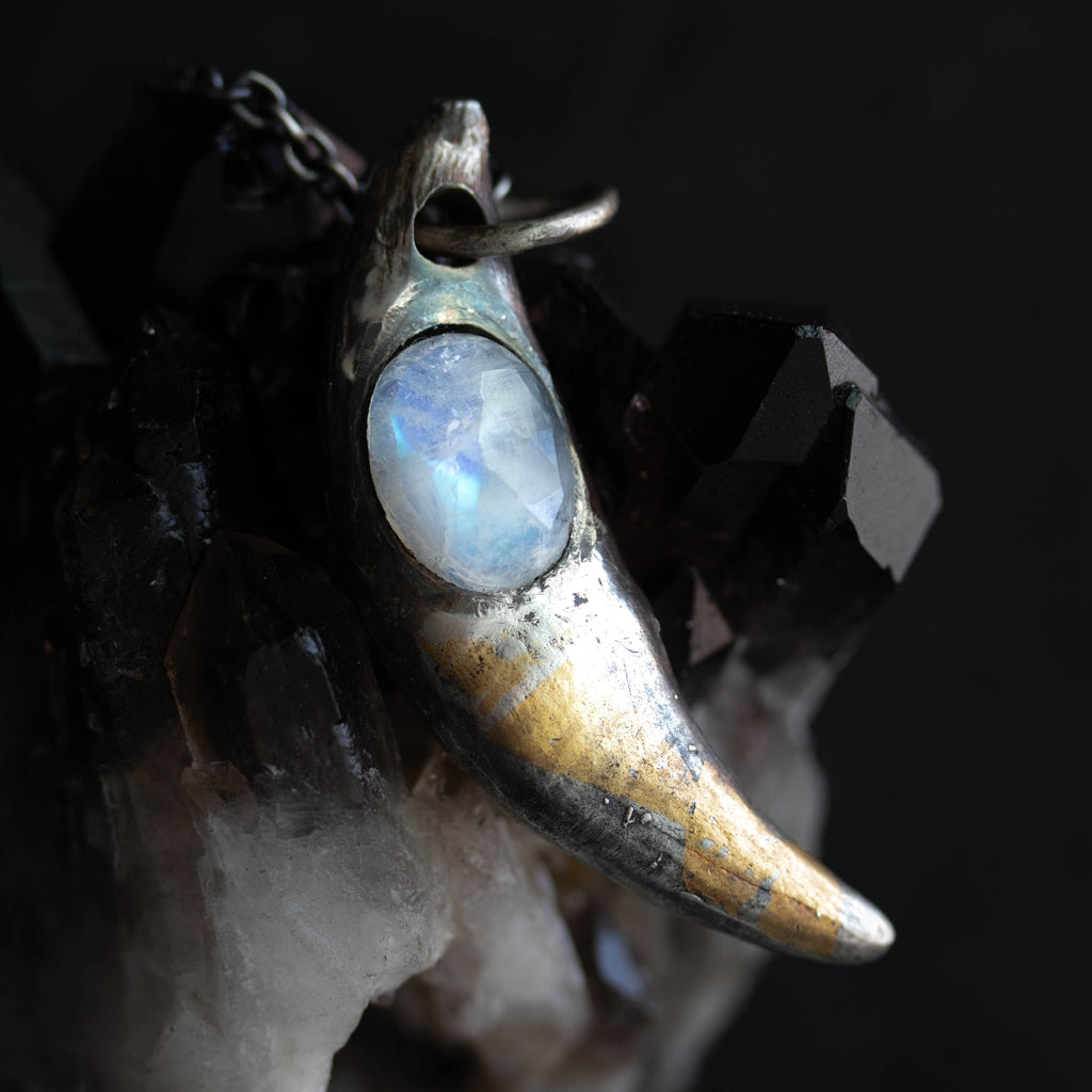 Lupus Spiritus Fang with large Moonstone - Machinations