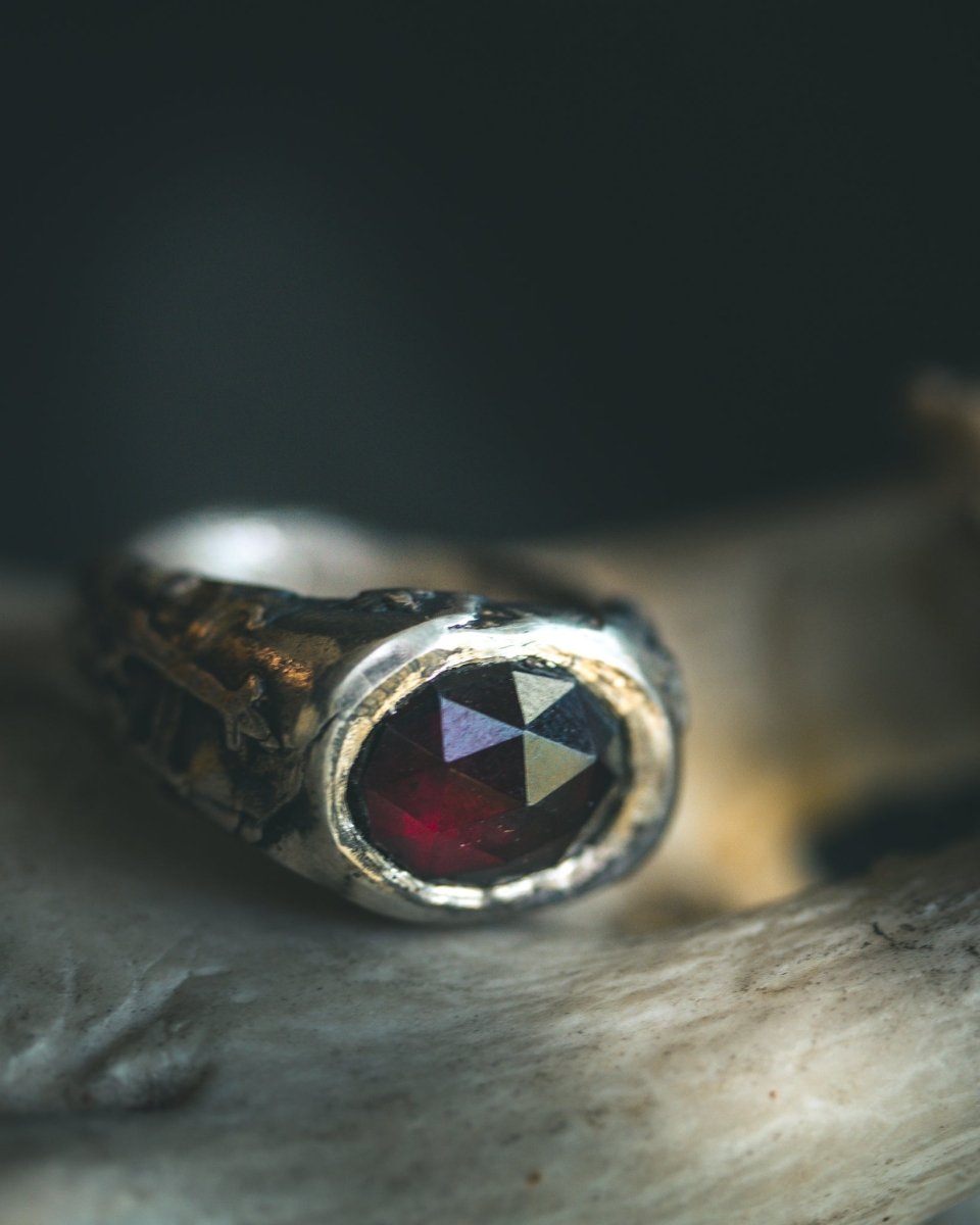 Oculus Garnet Ring: Your Personal Scrying Stone - Machinations