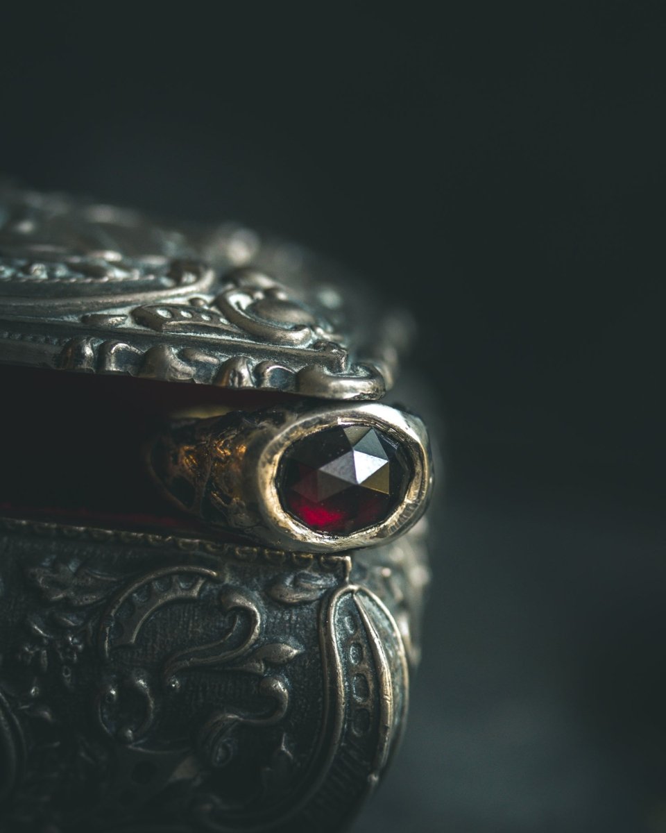 Oculus Garnet Ring: Your Personal Scrying Stone - Machinations