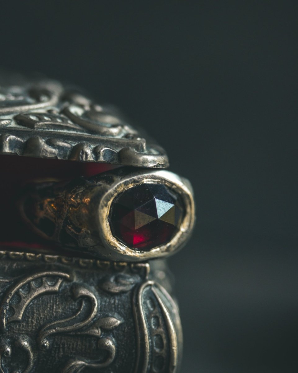 Oculus Garnet Ring: Your Personal Scrying Stone - Machinations