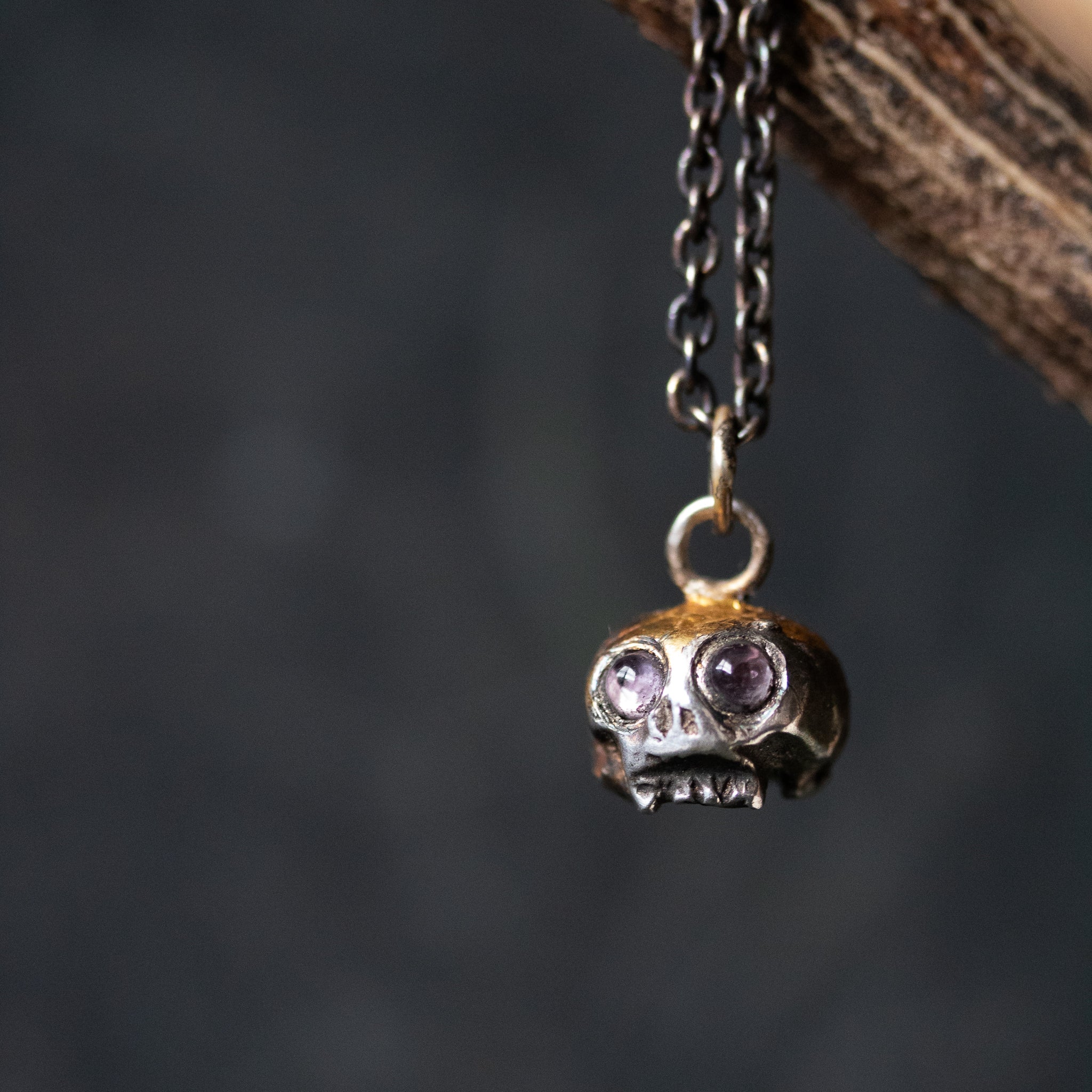 Skull charm with amethyst eyes - Machinations