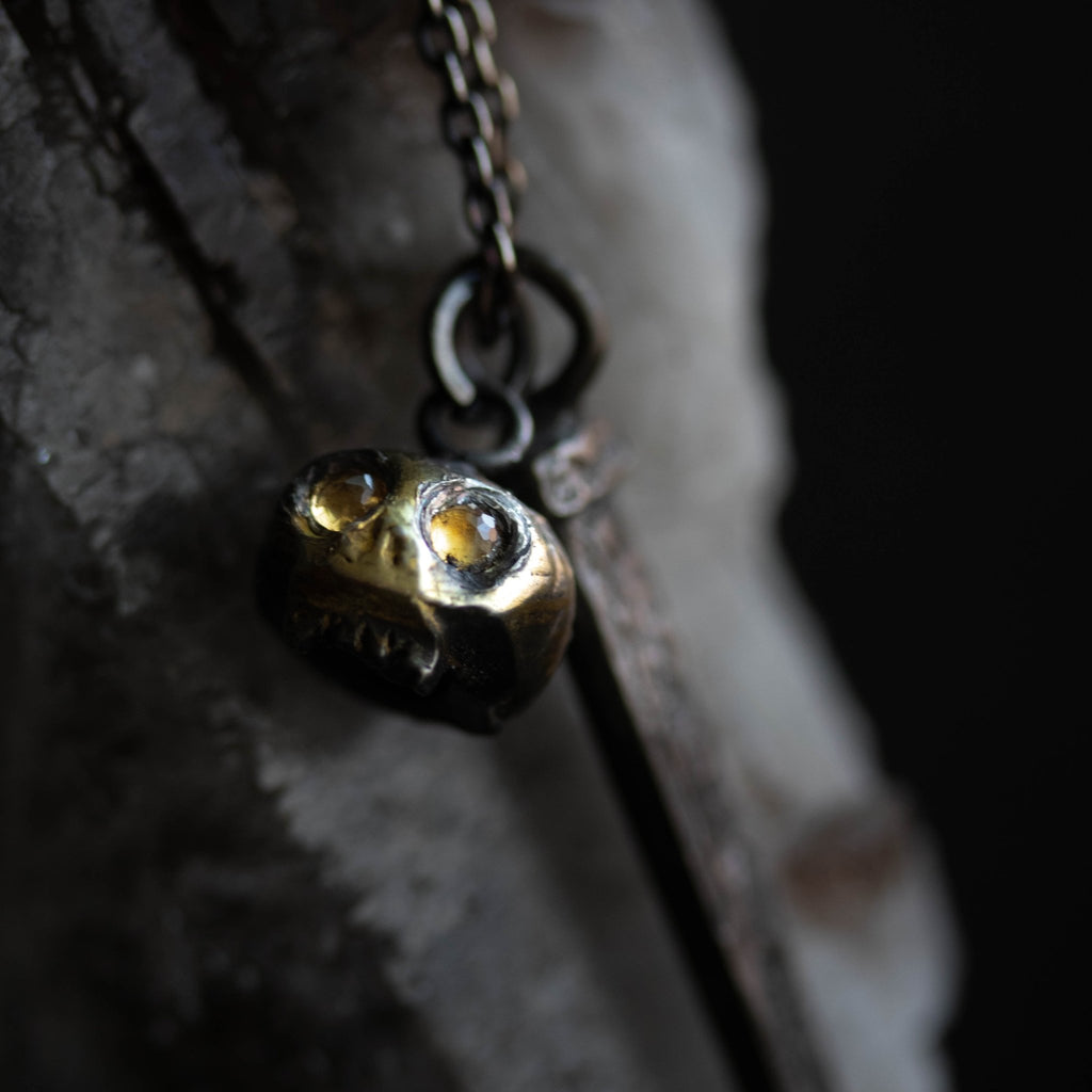 Skull charm with citrine eyes - Machinations