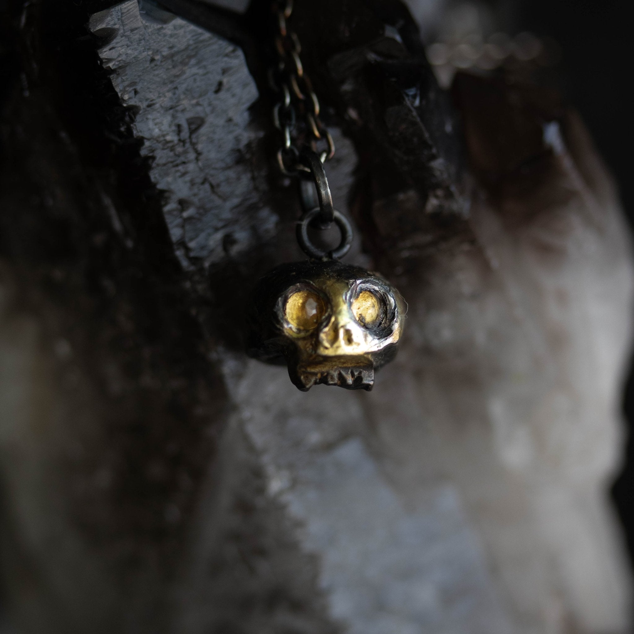 Skull charm with citrine eyes - Machinations
