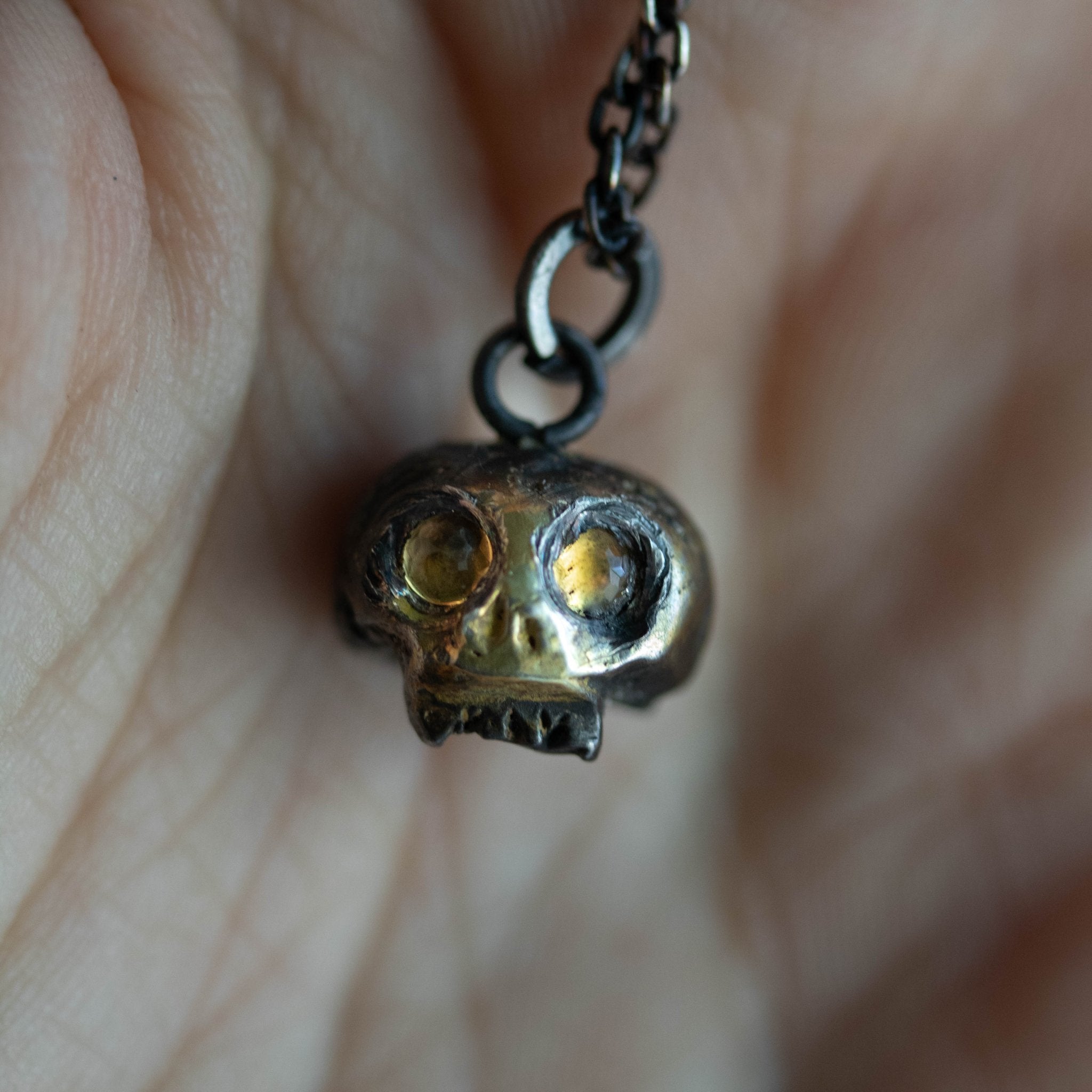 Skull charm with citrine eyes - Machinations