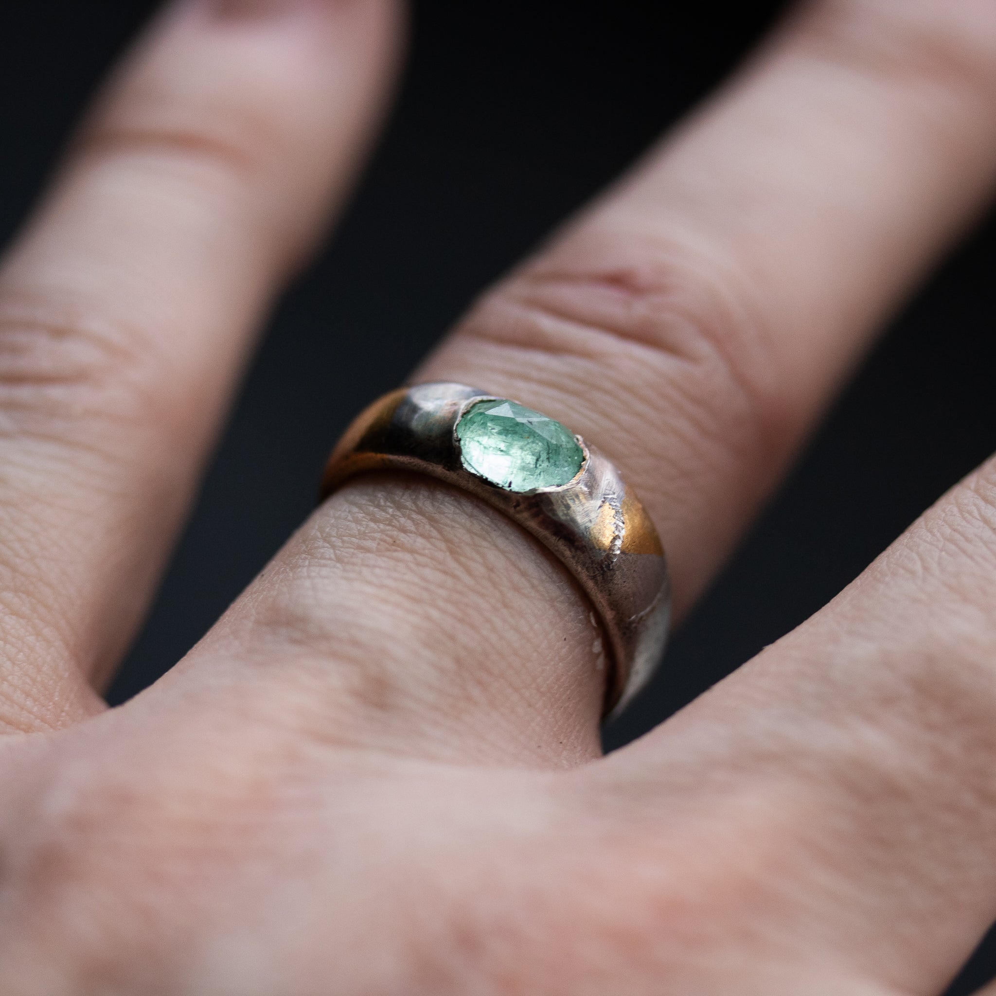 Stirrup Ring Emerald limited edition - Machinations