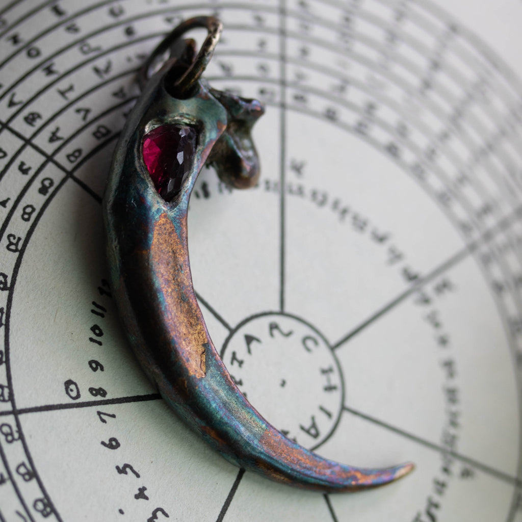 Talon With Asymetirical Rose Cut Garnet - Machinations