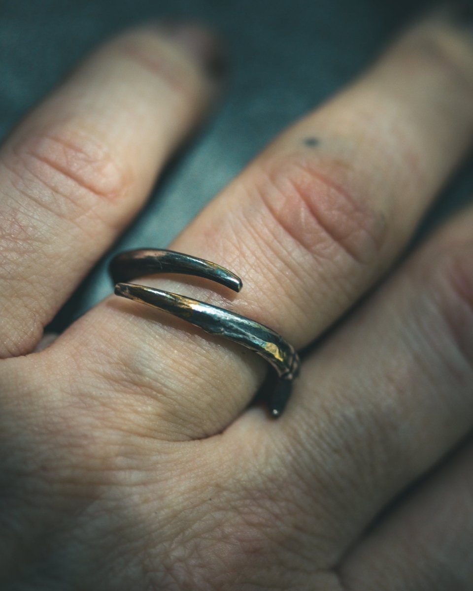Thorn Ring: Emblem of Beauty and Resilience - Machinations