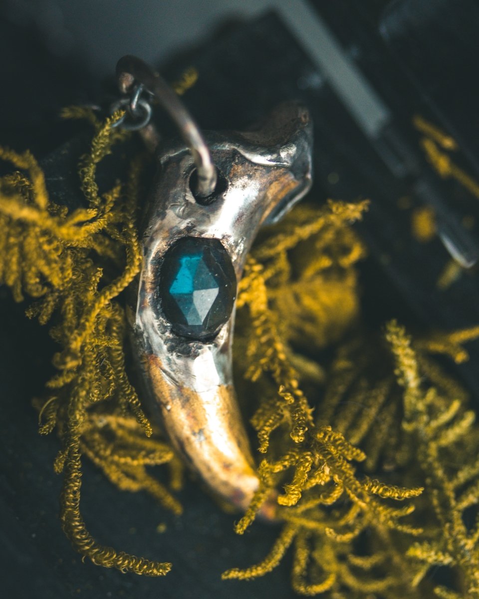 Wolf Claw Pendant with Labradorite – Sterling Silver & 23.5K Gold | Talisman of Shadow, Vision & Sacred Protection - Machinations