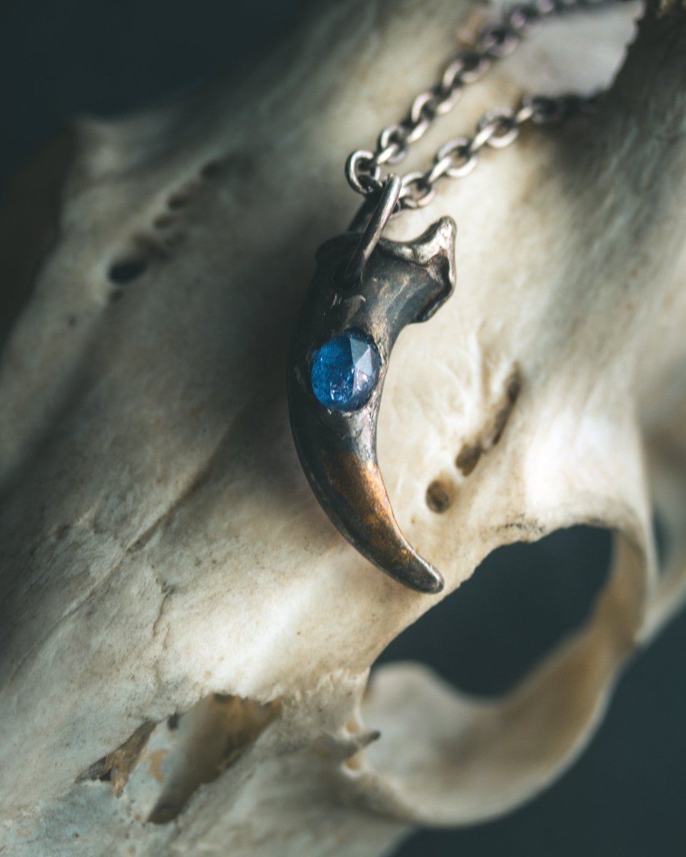 Wolf Claw Pendant with Tanzanite: Symbol of Guardianship, Transformation, and Higher Consciousness - Machinations