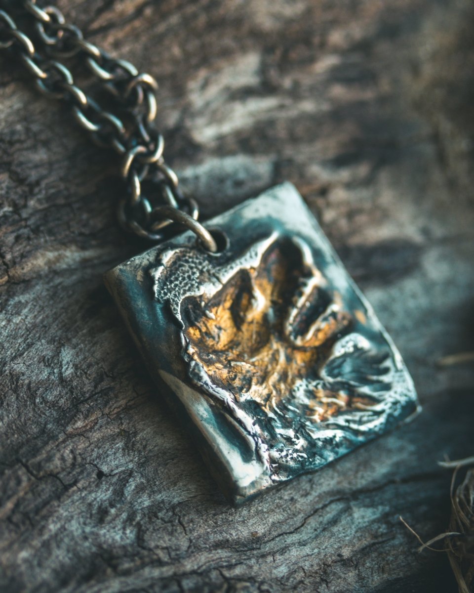 Wolf Howling at the Moon Tag Necklace: A Symbol of Loyalty and Instinct - Machinations